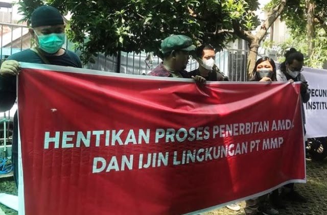 Aktivis lingkungan yang tergabung Aksi Koalisi Peduli Teluk Balikpapan Kalimantan Timur (Kaltim) layangkan protes dan keberatan di Kantor DLH Kaltim, Rabu (15/6/2022).