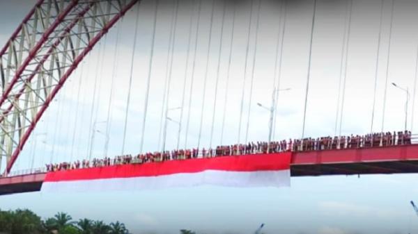 Bendera Merah Putih Sepanjang 100 Meter Dibentang di Jembatan Kutai Kartanegara