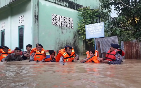 Anggota Brimob Evakuasi Korban Banjir di Balikpapan