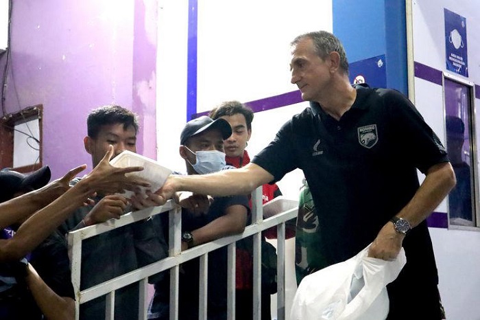 Aksi Unik Pelatih Borneo FC Bagi-Bagi Nasi Kotak kepada Suporter