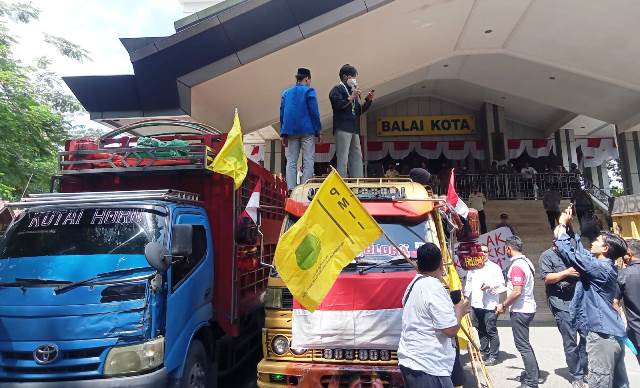 Ratusan sopir truk menggelar unjuk rasa di depan Balai Kota Samarinda pada Rabu (24/8/2022) siang. Aksi ini membuat beberapa titik jalan di Samarinda terpaksa ditutup karena banyaknya truk pendemo yang terparkir di badan jalan.