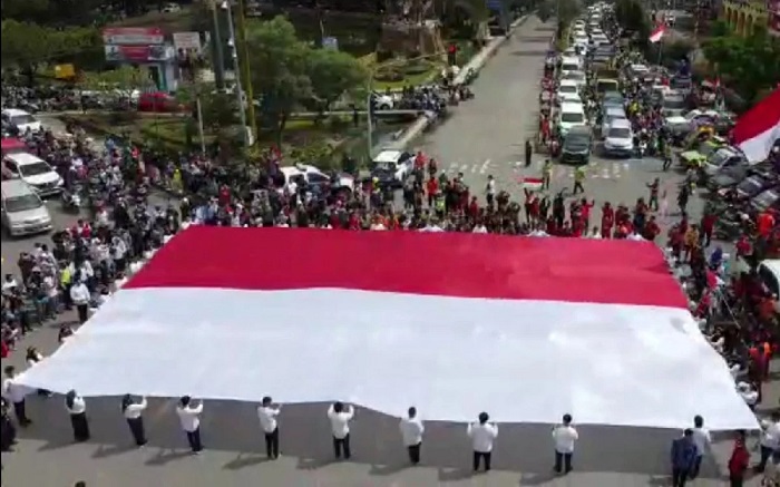 Ribuan Warga Samarinda Bentangkan Bendera Merah Putih Raksasa
