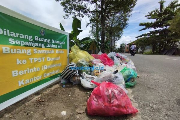 Perhatian! Warga Bontang Dilarang Buang Sampah di Pinggir Jalan Protokol Lagi