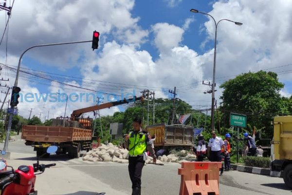 Truk Semen Tabrak Traffic Light Simpang RSUD Bontang, Mobil Ketua PA Bontang Ikut Penyok
