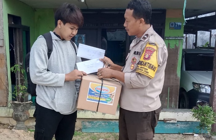 Bhabinkamtibmas Lok Tuan Aipda Ahmad Bajuri Bantu Pulangkan Pemuda Terlantar asal Jawa ke Kampung Halamannya