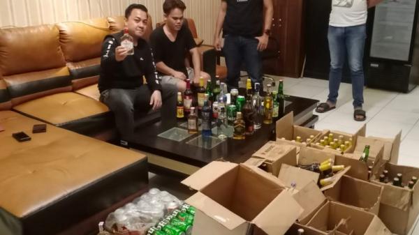 Gudang Miras Berkedok Toko Sembako di Samarinda Digrebek, Ratusan Botol Barang Bukti Disita