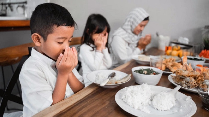 Tips Latih Anak-Anak Berpuasa di Bulan Ramadan