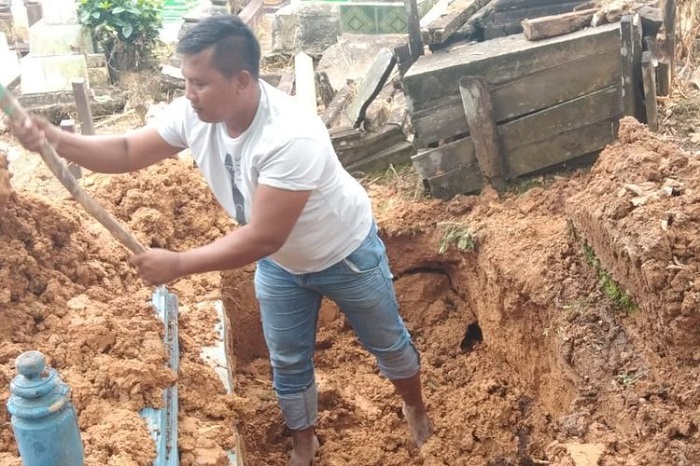 Kenalkan Polisi di Samarinda Ini “Nyambi” Tukang Gali Kubur selama 23 Tahun