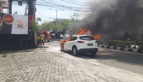Mobil Mendadak Terbakar saat Parkir di Sumber Rejo Balikpapan