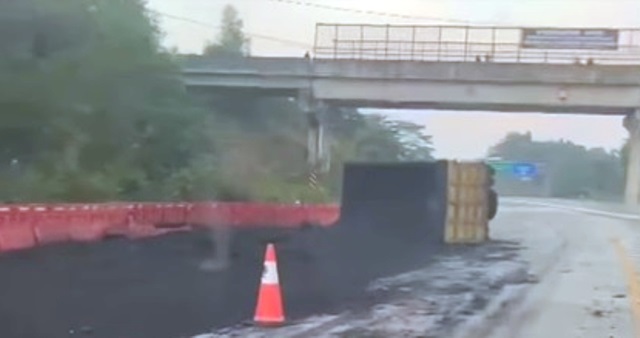 Truk Batu Bara Terguling di Jalan Tol Balikpapan-Samarinda