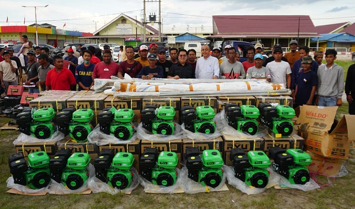 Giliran Warga Samboja Barat Terima 400 Mesin Ces dan Dana Hibah untuk Masjid