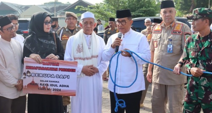 Pj Gubernur Kaltim Akmal Malik Serahkan Bantuan Sapi Presiden RI Berbobot 966 Kg