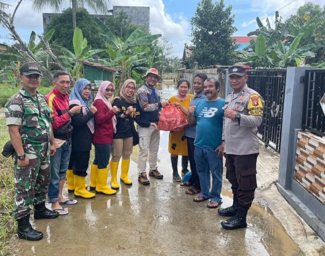 Sambil Bagikan Nasi Bungkus, Kelurahan Satimpo Sebut Dampak Banjir di Wilayahnya Berkurang Drastis