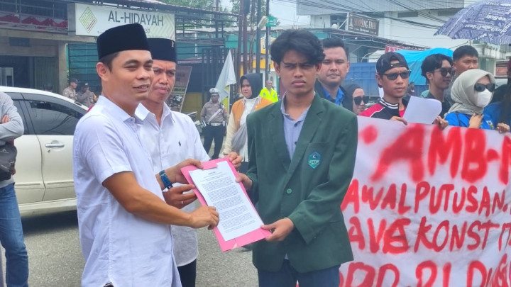 DPRD Bontang Temui Massa Aksi Selamatkan Konstitusi