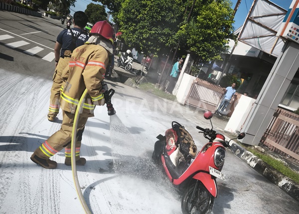 Motor Terbakar di Depan Kantor Pos Bontang, Diduga Korsleting Pengapian