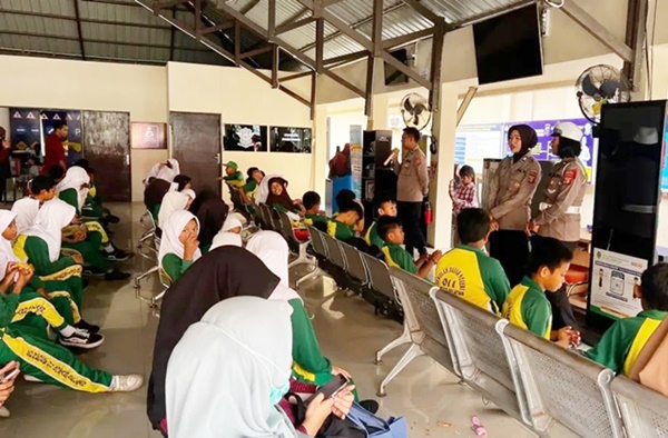 Siswa SDN 11 Bontang Selatan Diedukasi tentang Keselamatan Berlalu Lintas