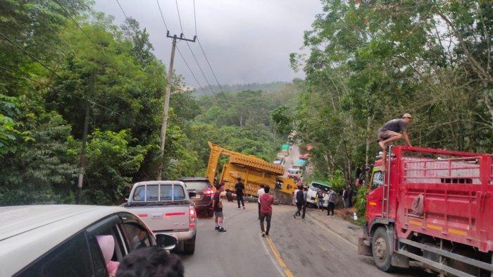 Trailer Bermuatan Buldoser Terguling Bikin Akses Jalan Bontang-Samarinda Lumpuh