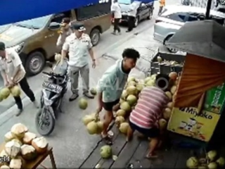 Satpol PP Samarinda Dituding Bawa Pulang Kelapa Muda saat Razia PKL, Ini Klarifikasinya