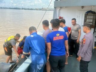 Detik-Detik Polisi Lompat ke Sungai Selamatkan Warga Samarinda