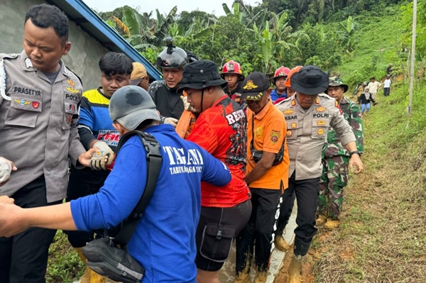 Tragedi Longsor Samarinda: Seorang Ibu Ditemukan Tewas, Tiga Anggota Keluarga Masih Dicari