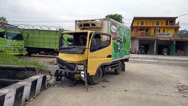 Kecelakaan Beruntun di KM 8 Bontang–Samarinda, Truk Tabrak Pikap dan Avanza