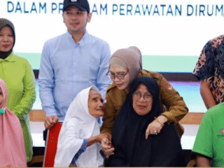 Wali Kota Bontang Salurkan BST untuk 183 Lansia