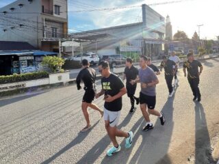 Jaga Kebugaran dan Kekompakan, Kapolres Berau Pimpin Lari Pagi bareng PJU