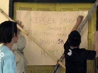 Warga Segel SMA Negeri 16 Pangkep, Kepala Sekolah Jarang Hadir