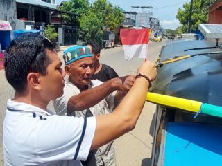 Gerakan Sulsel Merah Putih: Polres Pangkep Bagi-Bagi Bendera ke Tukang Bentor dan Warga