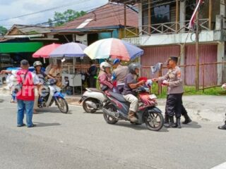 Polsek Bontang Barat Bagikan 100 Bendera Merah Putih, Semarakkan HUT RI ke-80