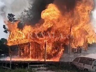 Kobaran Api Luluhlantakkan Rumah dan Dua Mobil di Pujasera Guntung Bontang