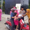 Polsek Bontang Barat dan Bhayangkari Bagikan 200 Takjil kepada Pengguna Jalan di Bulan Ramadan